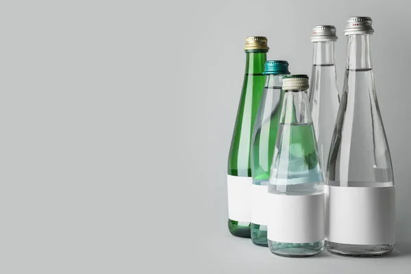 Пляшки Чистої Води Світлому Фоні — стокове фото