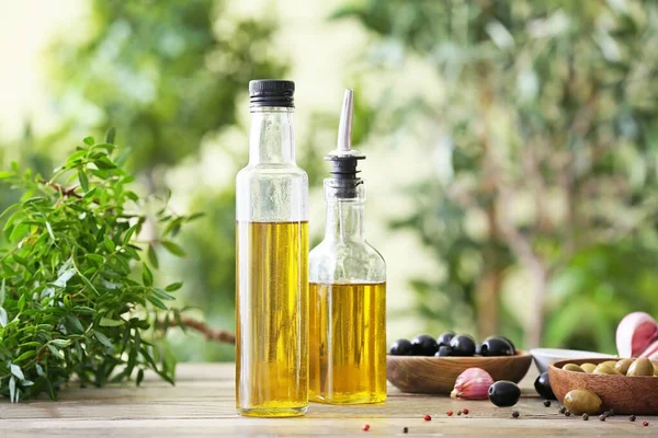 Dışarıdaki masada zeytinyağı ve baharat şişeleri