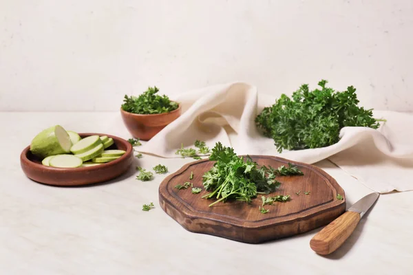 Tábua Corte Com Salsa Fresca Faca Mesa — Fotografia de Stock