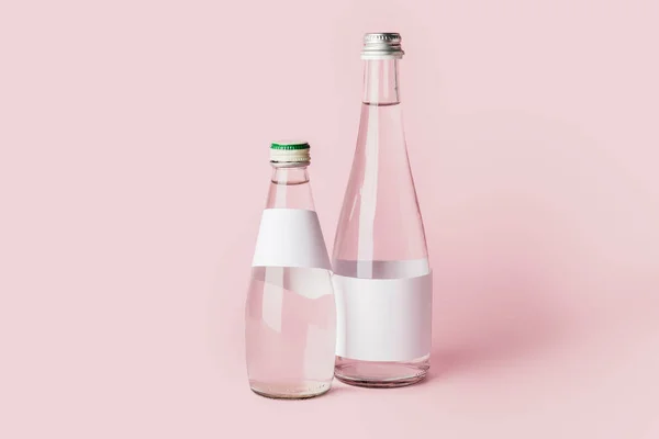 Botellas Agua Limpia Sobre Fondo Color — Foto de Stock