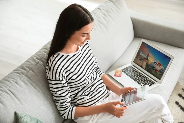 Mujer Con Tablet Reserva Billetes Online Casa — Foto de Stock
