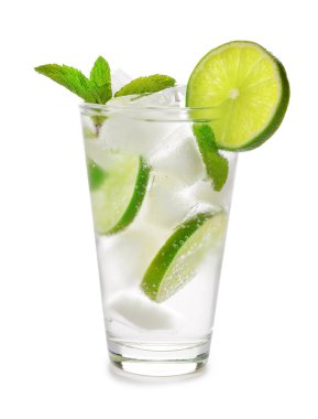 Beyaz arka planda bir bardak taze mojito.
