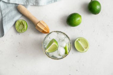 Masada bir bardak taze mojito.