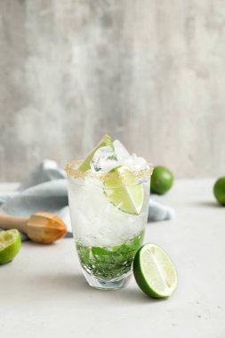 Masada bir bardak taze mojito.