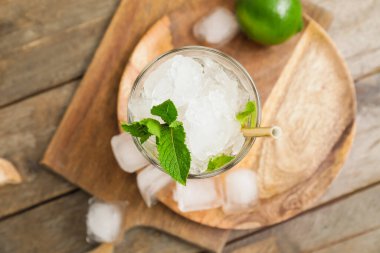 Masada bir bardak taze mojito.