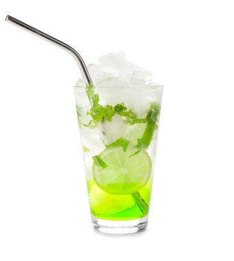 Beyaz arka planda bir bardak taze mojito.