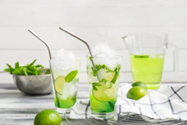Masada bir bardak taze mojito.