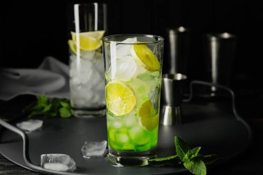 Masada bir bardak taze mojito.