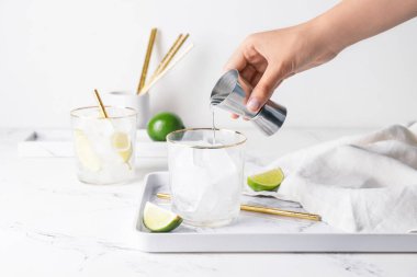 Masada taze mojito yapan kadın.