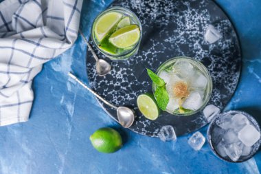 Masada bir bardak taze mojito.