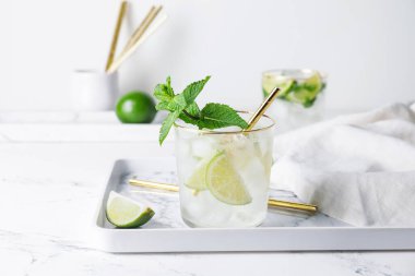 Masada bir bardak taze mojito.