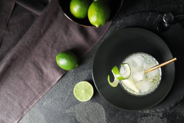 Masada bir bardak taze mojito.