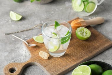 Masada bir bardak taze mojito.