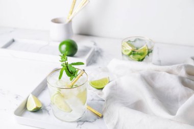 Masada bir bardak taze mojito.