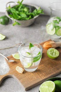 Masada bir bardak taze mojito.