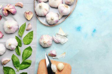 Hafif arkaplanda taze sarımsaklı kompozisyon