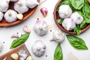 Hafif arkaplanda taze sarımsaklı kompozisyon