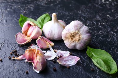 Koyu arkaplanda taze sarımsak