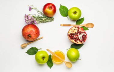 Beyaz arka planda Rosh Hashanah (Yahudi Yeni Yılı) için kompozisyon