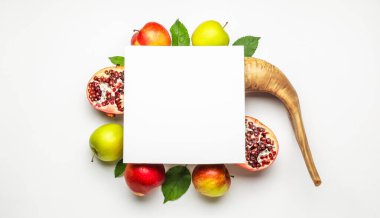 Beyaz arka planda Rosh Hashanah (Yahudi Yeni Yılı) için kompozisyon