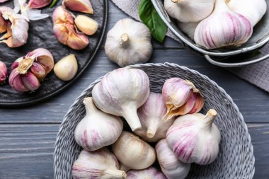Masada taze sarımsaklı kompozisyon