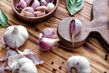 Masada taze sarımsaklı kompozisyon