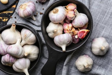 Masada taze sarımsaklı kompozisyon
