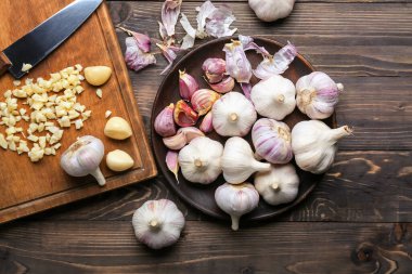 Masada taze sarımsaklı kompozisyon