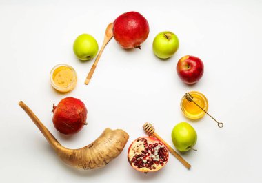 Beyaz arka planda Rosh Hashanah (Yahudi Yeni Yılı) için kompozisyon