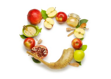Beyaz arka planda Rosh Hashanah (Yahudi Yeni Yılı) için kompozisyon