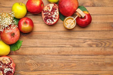 Ahşap arka planda Rosh Hashanah (Yahudi Yeni Yılı) için kompozisyon