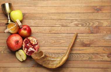 Ahşap arka planda Rosh Hashanah (Yahudi Yeni Yılı) için kompozisyon