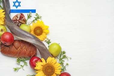 Beyaz ahşap arka planda Rosh Hashanah (Yahudi Yeni Yılı) için kompozisyon