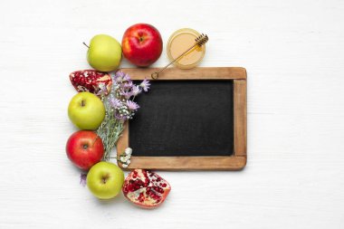 Beyaz ahşap arka planda Rosh Hashanah (Yahudi Yeni Yılı) için kompozisyon