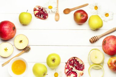 Beyaz ahşap arka planda Rosh Hashanah (Yahudi Yeni Yılı) için kompozisyon