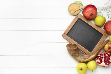 Beyaz ahşap arka planda Rosh Hashanah (Yahudi Yeni Yılı) için kompozisyon
