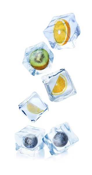 白い背景に異なる果実と果物を持つ氷のキューブのセット — ストック写真