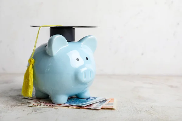 Varkensbank Met Afstudeerhoed Geld Tafel Begrip Collegegeld — Stockfoto