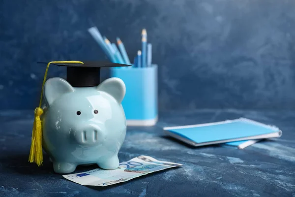 Piggy Bank Com Chapéu Formatura Dinheiro Mesa Conceito Propinas — Fotografia de Stock