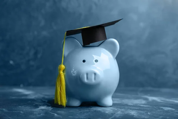 Piggy Bank Med Examen Hatt Bordet Studieavgifter Koncept — Stockfoto