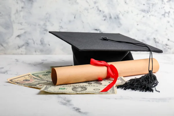 Dinheiro Diploma Chapéu Formatura Mesa Conceito Propinas — Fotografia de Stock