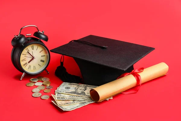 Graduation Hatt Pengar Väckarklocka Och Diplom Färg Bakgrund Studieavgifter Koncept — Stockfoto