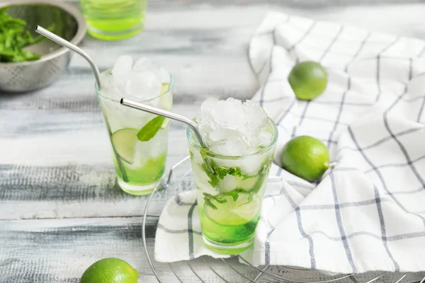Masada bir bardak taze mojito.