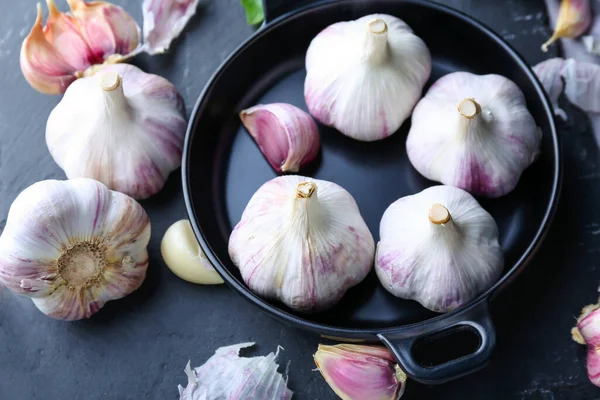 Taze sarımsaklı çömlek.