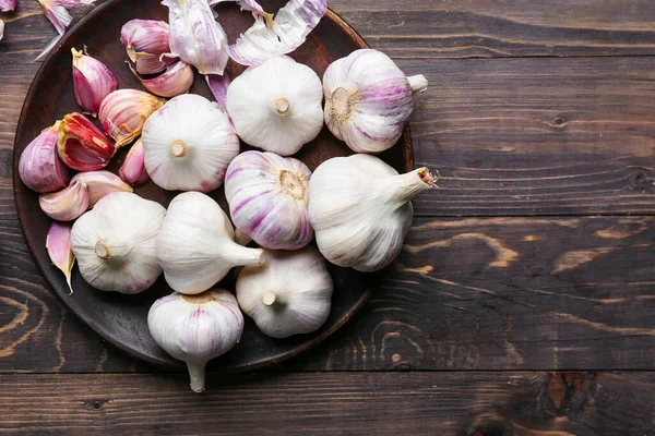 Plate Fresh Garlic Wooden Background — Stock Photo, Image