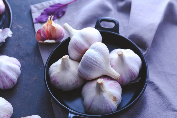 Taze sarımsaklı çömlek.