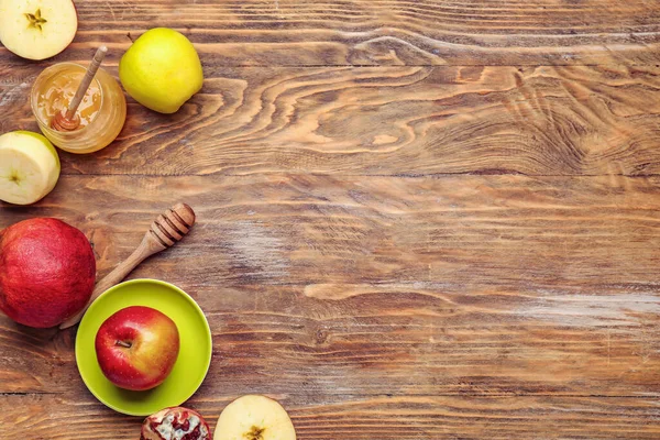 Ahşap arka planda Rosh Hashanah (Yahudi Yeni Yılı) için kompozisyon