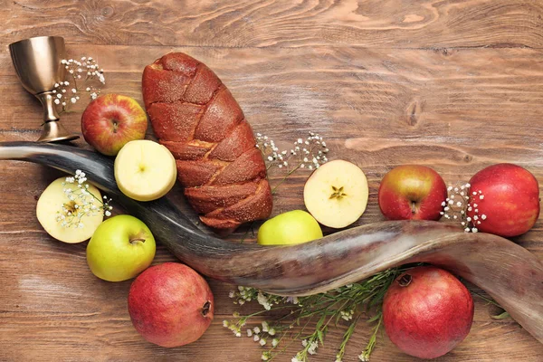 Ahşap arka planda Rosh Hashanah (Yahudi Yeni Yılı) için kompozisyon