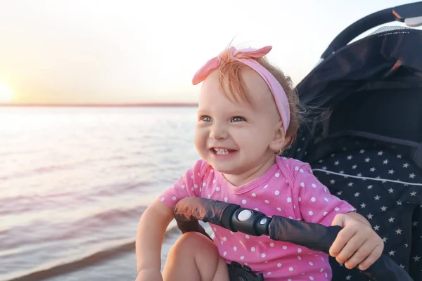 Niedliches Baby Kinderwagen Flussnähe — Stockfoto