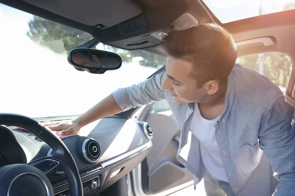 Homem Limpando Seu Carro Dentro — Fotografia de Stock